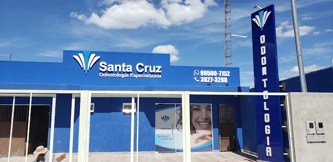 Fachada azul da Santa Cruz Odontologia em Valparaíso de Goiás